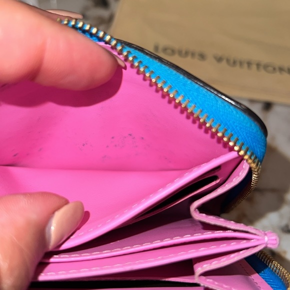 📣SOLD📣 LOUIS VUITTON | Limited Edition 2022 Valentine Vernis Zippy Card Case - Picture 7 of 8